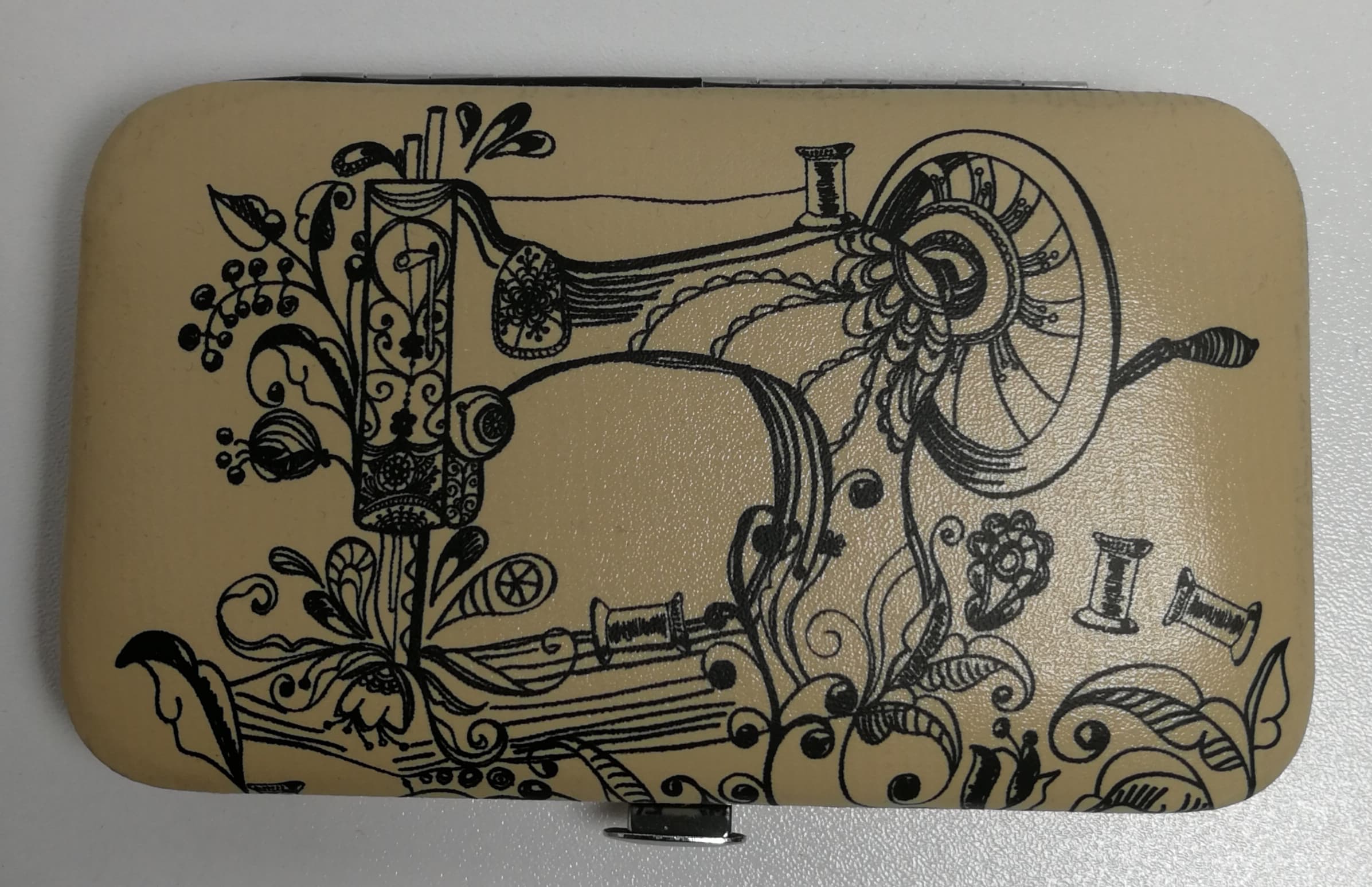 Ompelutarvikkeiden matkapakkaus – Ompelukone