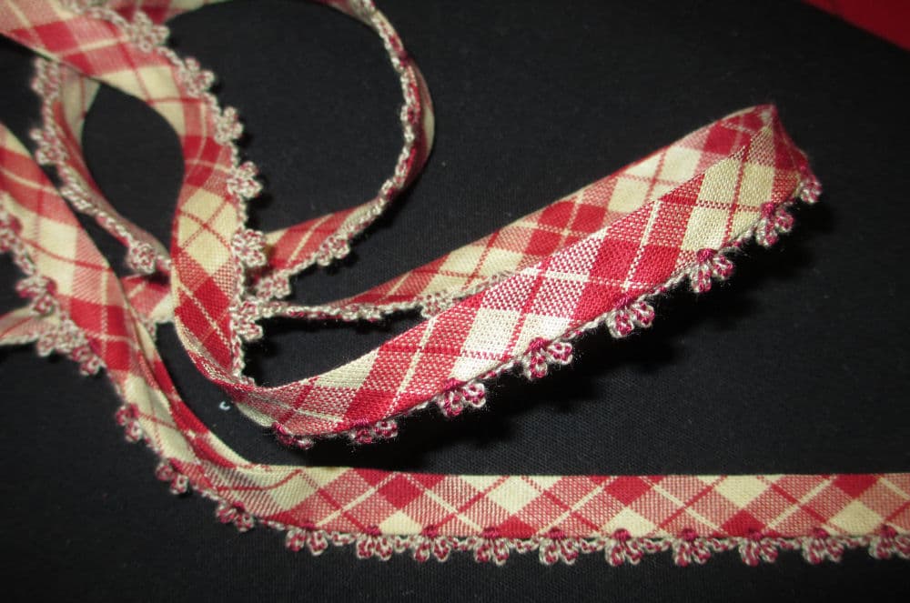 Ruutuvinonauha pitsireunalla